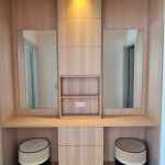 Agencement dressing chêne sur mesure avec coiffeuse et miroirs – Alphabois Aix-en-Provence
